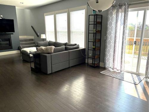 105 Dehoog Crescent, Fort Mcmurray, AB - Indoor Photo Showing Living Room