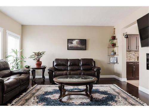 19-300 Sparrow Hawk Drive, Fort Mcmurray, AB - Indoor Photo Showing Living Room