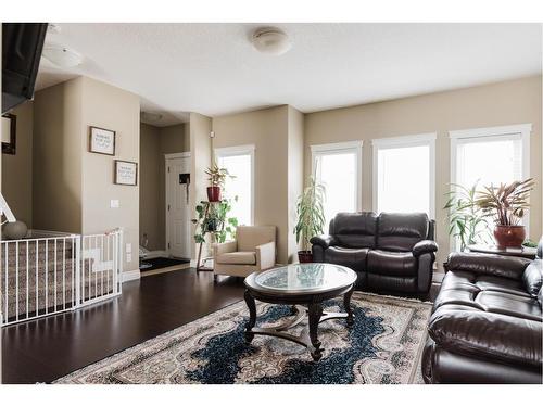 19-300 Sparrow Hawk Drive, Fort Mcmurray, AB - Indoor Photo Showing Living Room