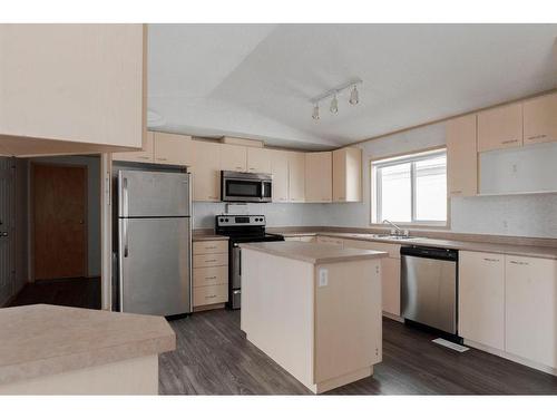 125 Hoehne Street, Fort Mcmurray, AB - Indoor Photo Showing Kitchen With Stainless Steel Kitchen