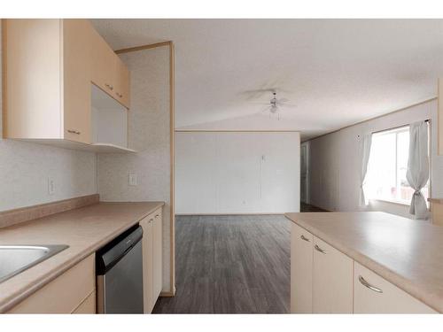 125 Hoehne Street, Fort Mcmurray, AB - Indoor Photo Showing Kitchen