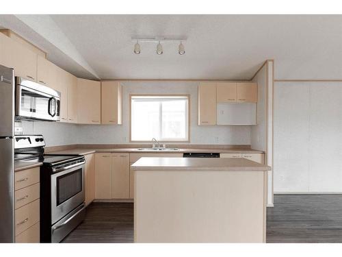 125 Hoehne Street, Fort Mcmurray, AB - Indoor Photo Showing Kitchen