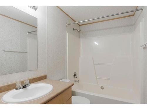 125 Hoehne Street, Fort Mcmurray, AB - Indoor Photo Showing Bathroom