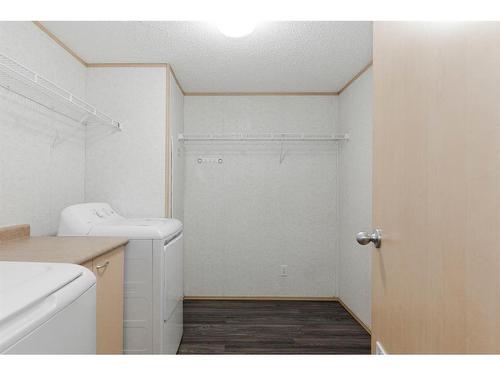 125 Hoehne Street, Fort Mcmurray, AB - Indoor Photo Showing Laundry Room