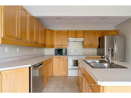 39-97 Wilson Drive, Fort Mcmurray, AB - Indoor Photo Showing Kitchen With Double Sink