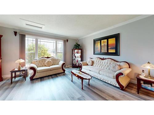 194 Windsor Drive, Fort Mcmurray, AB - Indoor Photo Showing Living Room