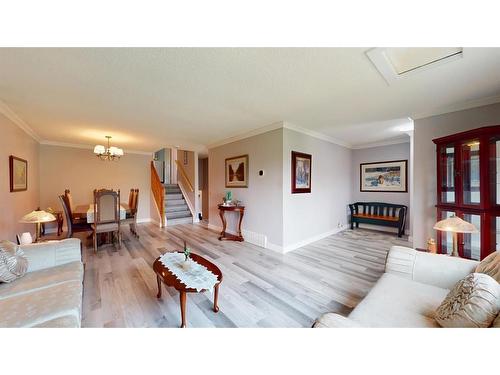 194 Windsor Drive, Fort Mcmurray, AB - Indoor Photo Showing Living Room