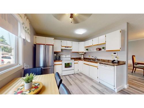 194 Windsor Drive, Fort Mcmurray, AB - Indoor Photo Showing Kitchen With Double Sink