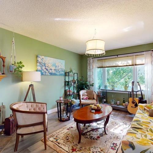 173 Elmore Drive, Fort Mcmurray, AB - Indoor Photo Showing Living Room