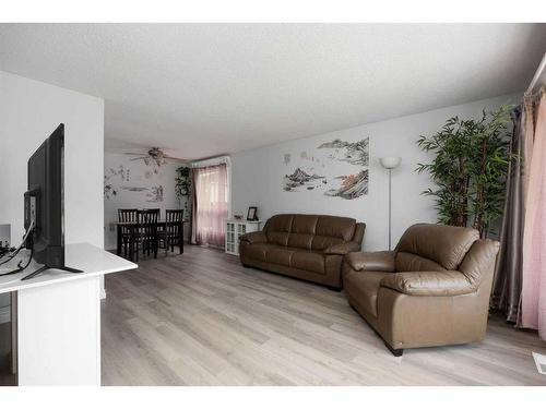 185 Ross Haven Drive, Fort Mcmurray, AB - Indoor Photo Showing Living Room