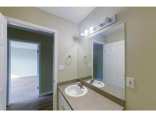 100 Sirius Avenue, Fort Mcmurray, AB - Indoor Photo Showing Bathroom