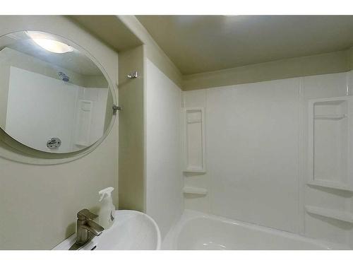 100 Sirius Avenue, Fort Mcmurray, AB - Indoor Photo Showing Bathroom