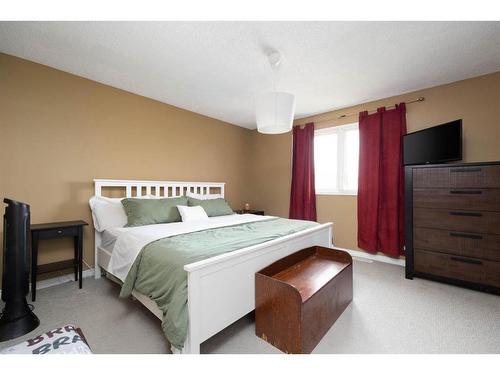 129 Robin Crescent, Fort Mcmurray, AB - Indoor Photo Showing Bedroom