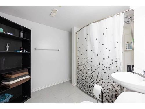 129 Robin Crescent, Fort Mcmurray, AB - Indoor Photo Showing Bathroom