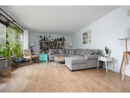 129 Robin Crescent, Fort Mcmurray, AB - Indoor Photo Showing Living Room