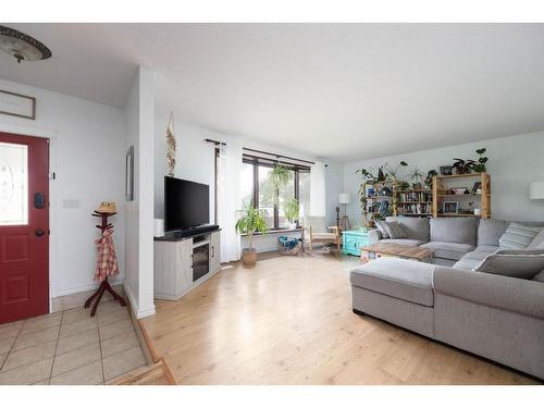 129 Robin Crescent, Fort Mcmurray, AB - Indoor Photo Showing Living Room