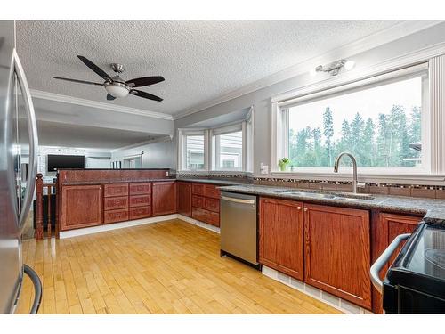 121 Burns Place, Fort Mcmurray, AB - Indoor Photo Showing Kitchen