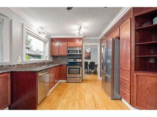 121 Burns Place, Fort Mcmurray, AB - Indoor Photo Showing Kitchen With Double Sink