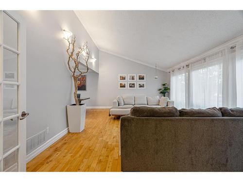 121 Burns Place, Fort Mcmurray, AB - Indoor Photo Showing Living Room