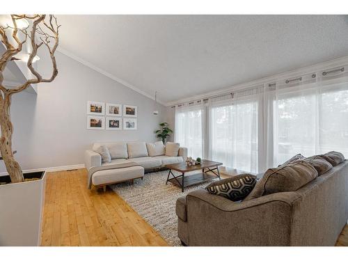 121 Burns Place, Fort Mcmurray, AB - Indoor Photo Showing Living Room