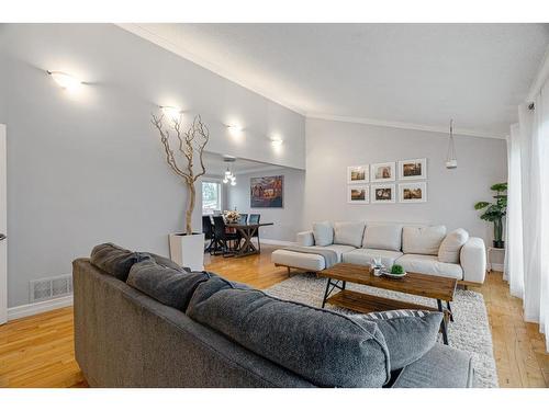 121 Burns Place, Fort Mcmurray, AB - Indoor Photo Showing Living Room