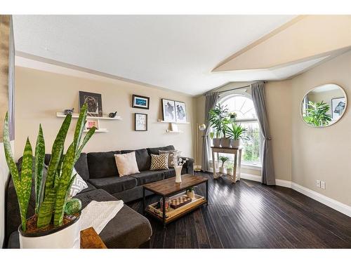 197 Waniandy Way, Fort Mcmurray, AB - Indoor Photo Showing Living Room