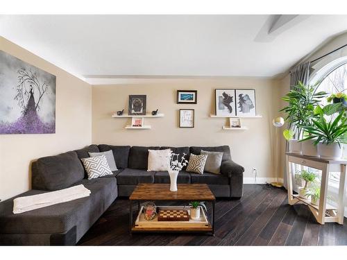 197 Waniandy Way, Fort Mcmurray, AB - Indoor Photo Showing Living Room