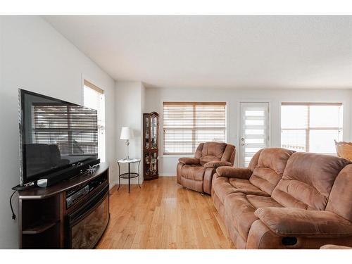 140 Archibald Close, Fort Mcmurray, AB - Indoor Photo Showing Living Room