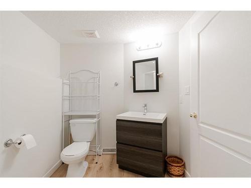 140 Archibald Close, Fort Mcmurray, AB - Indoor Photo Showing Bathroom