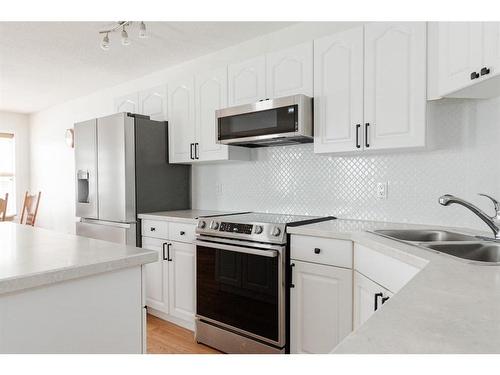 140 Archibald Close, Fort Mcmurray, AB - Indoor Photo Showing Kitchen With Double Sink With Upgraded Kitchen