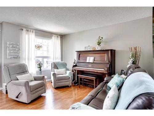 156 Archibald Close, Fort Mcmurray, AB - Indoor Photo Showing Living Room