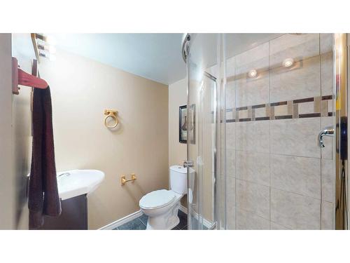 181 Beale Crescent, Fort Mcmurray, AB - Indoor Photo Showing Bathroom