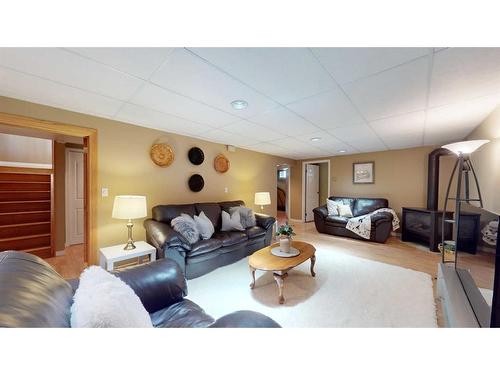 181 Beale Crescent, Fort Mcmurray, AB - Indoor Photo Showing Living Room