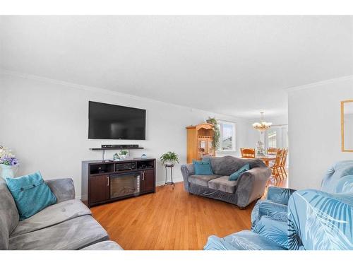 178 Highland Close, Fort Mcmurray, AB - Indoor Photo Showing Living Room