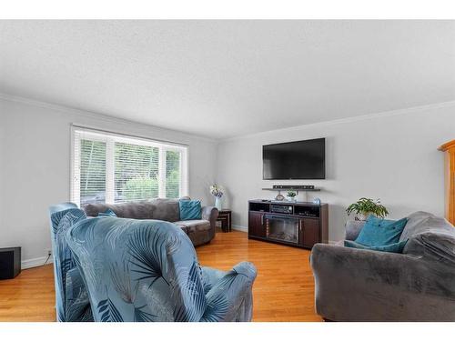 178 Highland Close, Fort Mcmurray, AB - Indoor Photo Showing Living Room