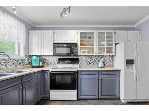 178 Highland Close, Fort Mcmurray, AB - Indoor Photo Showing Kitchen With Double Sink