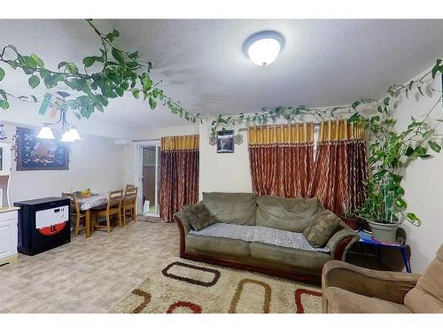 2-248C Grosbeak Way, Fort Mcmurray, AB - Indoor Photo Showing Living Room