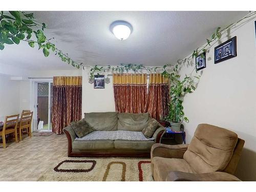 2-248C Grosbeak Way, Fort Mcmurray, AB - Indoor Photo Showing Living Room