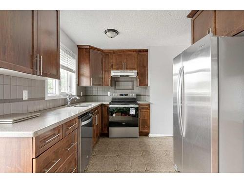 141 Silica Place, Fort Mcmurray, AB - Indoor Photo Showing Kitchen