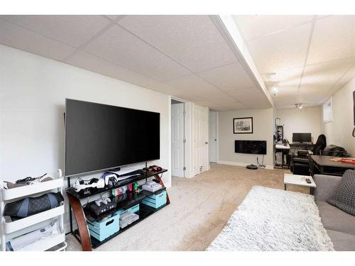 113 Sparrow Hawk Drive, Fort Mcmurray, AB - Indoor Photo Showing Living Room