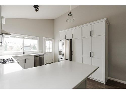 450 Pacific Crescent, Fort Mcmurray, AB - Indoor Photo Showing Kitchen