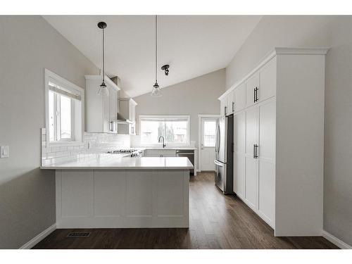 450 Pacific Crescent, Fort Mcmurray, AB - Indoor Photo Showing Kitchen With Upgraded Kitchen