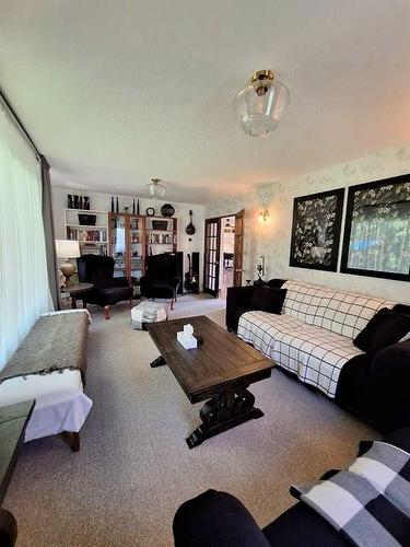 65368 Rng Rd 165, Rural Lac La Biche County, AB - Indoor Photo Showing Living Room