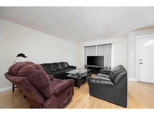 125 Ryan Lane, Fort Mcmurray, AB - Indoor Photo Showing Living Room