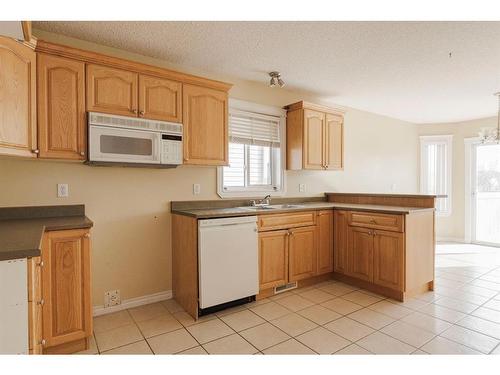 299 Laffont Way, Fort Mcmurray, AB - Indoor Photo Showing Kitchen