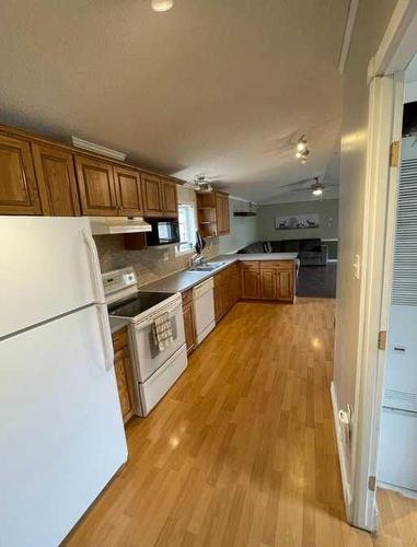 197 Greenwich Lane, Fort Mcmurray, AB - Indoor Photo Showing Kitchen With Double Sink