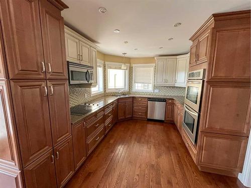 255 Wild Rose Street, Fort Mcmurray, AB - Indoor Photo Showing Kitchen