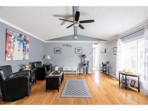 208 Greenbriar Bay, Fort Mcmurray, AB - Indoor Photo Showing Living Room