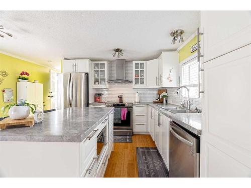 208 Greenbriar Bay, Fort Mcmurray, AB - Indoor Photo Showing Kitchen With Double Sink With Upgraded Kitchen