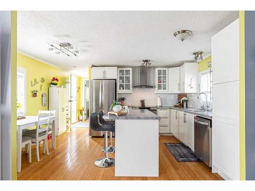 208 Greenbriar Bay, Fort Mcmurray, AB - Indoor Photo Showing Kitchen With Upgraded Kitchen